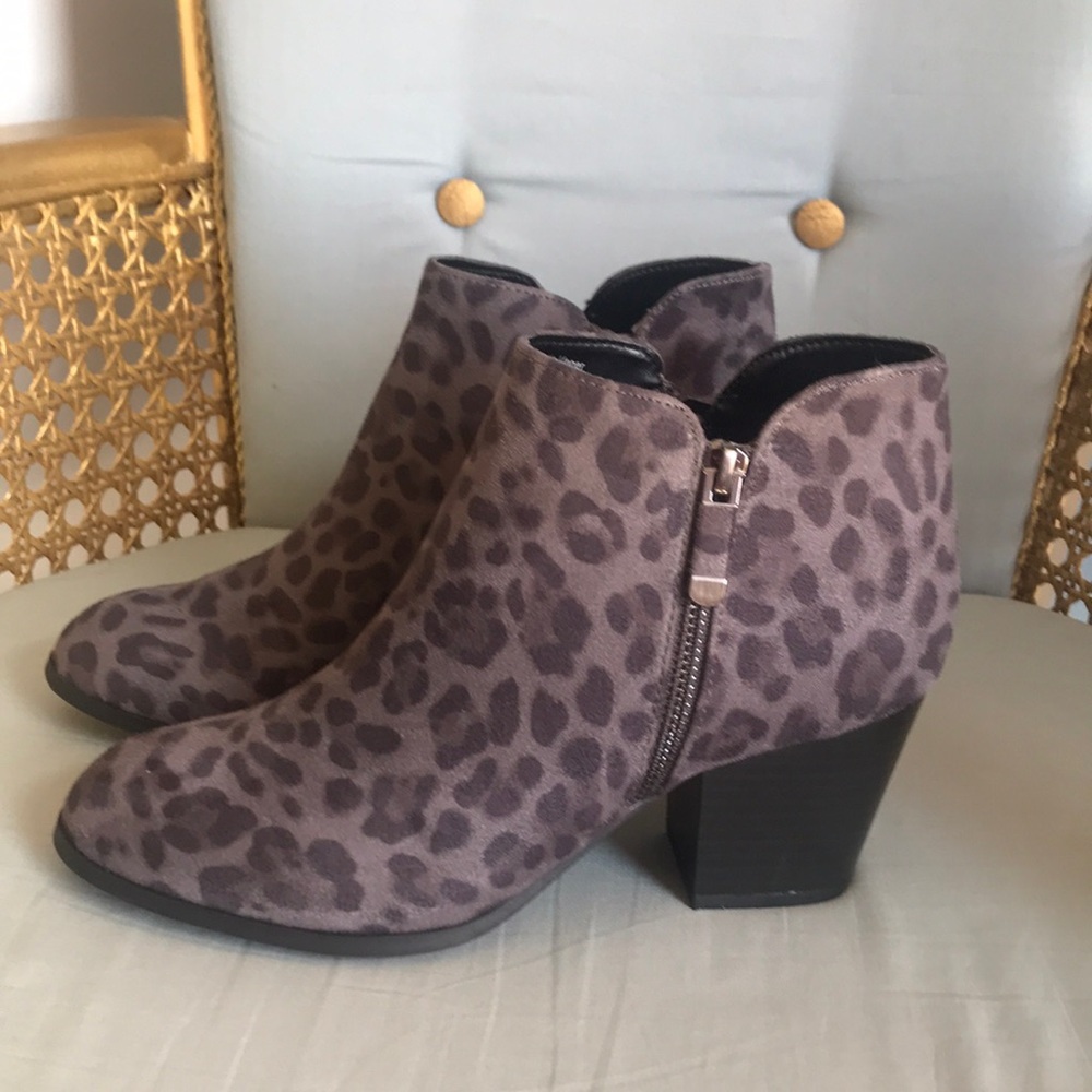 Style & Co. gray leopard chunky block heel zip up trendy ankle booties size 8